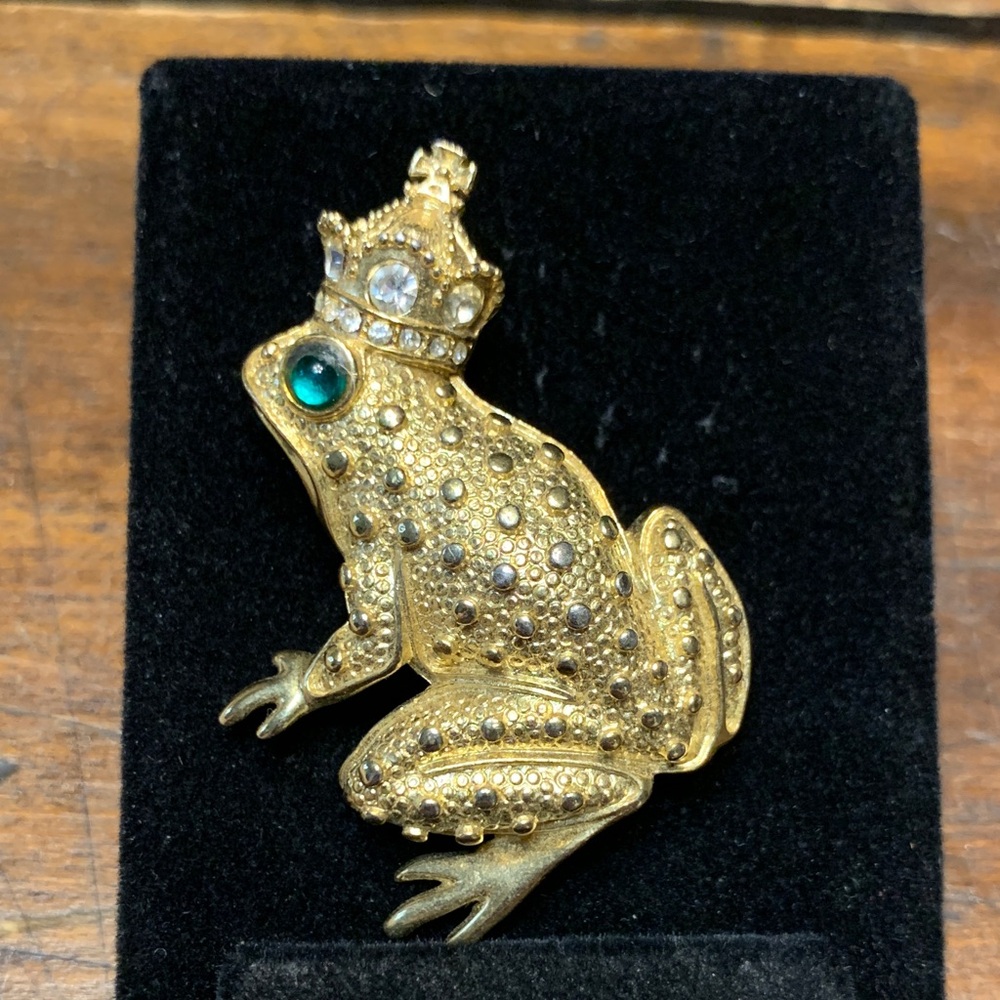 LARGE FROG TOAD PRINCE BROOCH WITH GREEN GLASS CABOCHON EYE AND CROWN